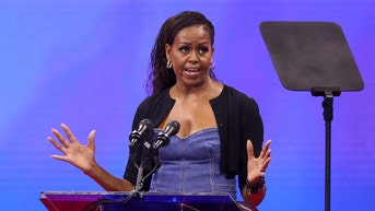 Michelle Obama reveals people 'spilled water' on her while reaching for Barack - FOX 极速赛车168开奖官网开奖 News